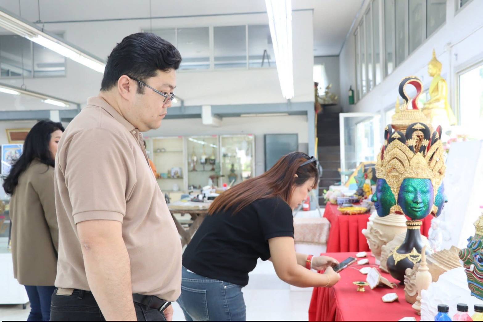 title - ผอ.ศพส. ให้การต้อนรับ คณะนักศึกษาโครงการรัฐประศาสนศาสตรมหาบัณฑิต รุ่นที่ 18 มหาวิทยาลัยรามคำแหง เข้าเยี่ยมชมแผนกฝึกอบรมทั้ง 12 แผนก และพื้นที่ภายในศูนย์ส่งเสริมและพัฒนาอาชีพเสริมนอกภาคการเกษตร